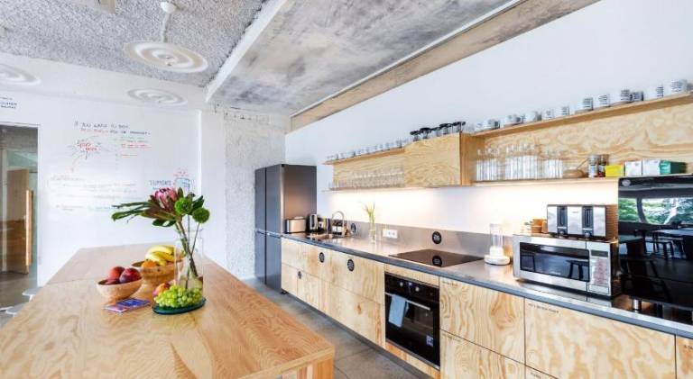 Lovely serviced apartment with jacuzzi, sauna & patio | Pets are welcome — photo 2