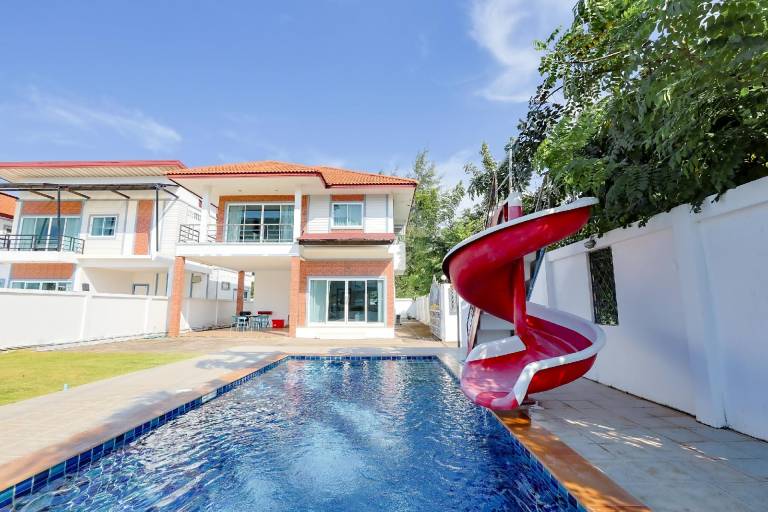 Wonderful villa with yard, barbecue & pool | Close to the beach | Pet-friendly in Rayong