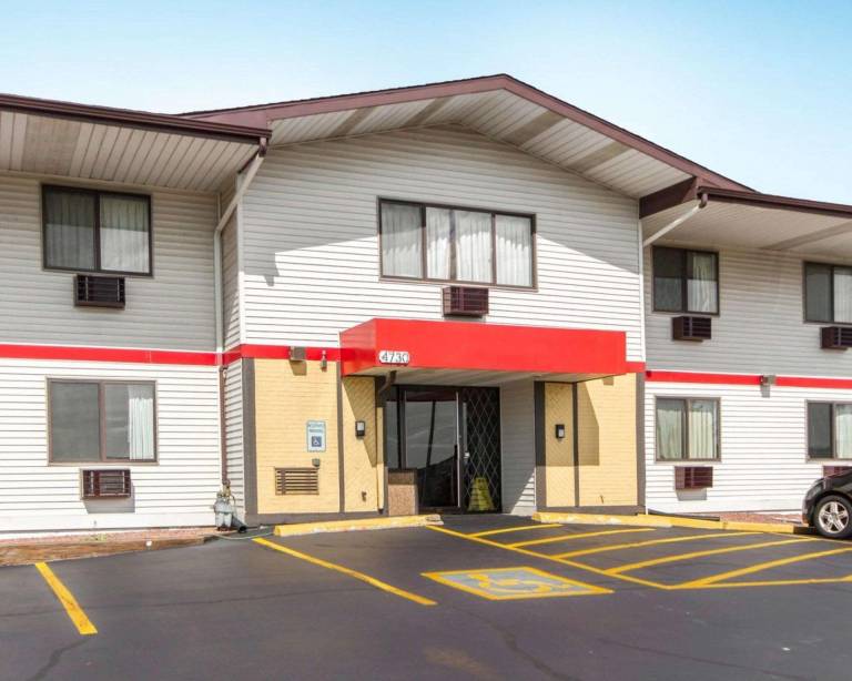 Econo Lodge Madison East in Madison, MI