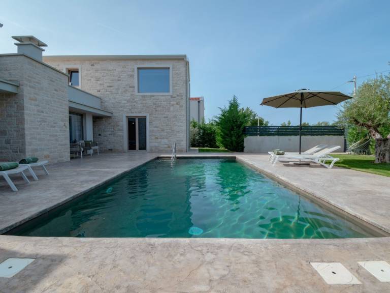 Vacation home with terrace, garden & private pool — photo 2