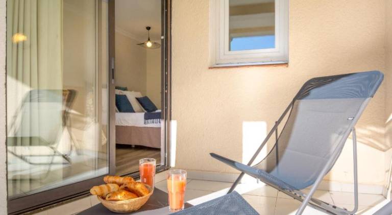 Serviced apartment with pool, terrace & yard — photo 4