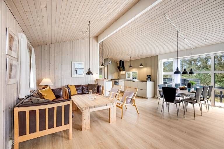 Vacation home with sauna, hot tub & terrace — photo 4