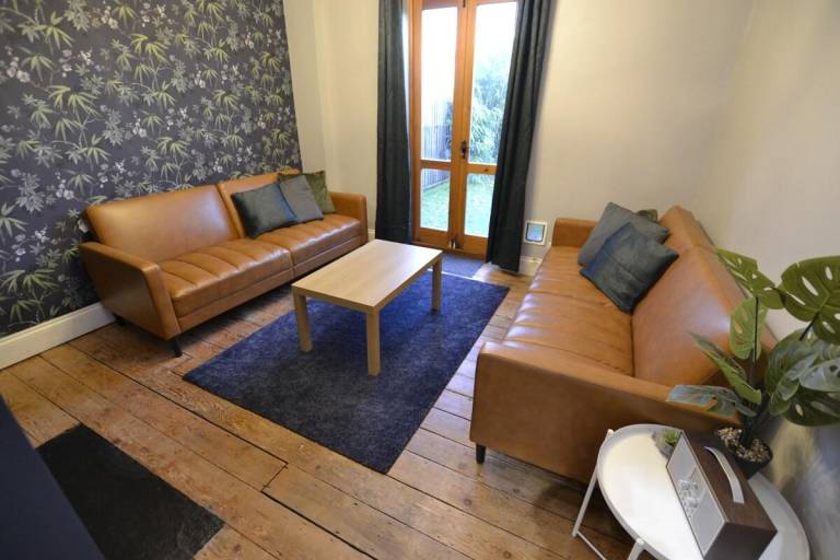 The Hive 4 Bed House Pool Table — photo 3