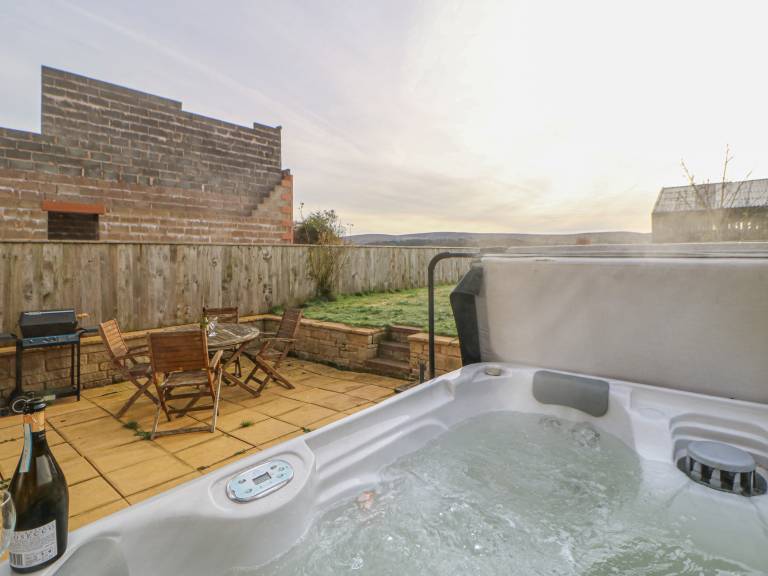 Cottage with hot tub & garden — photo 2