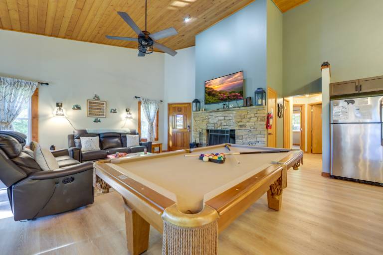 Hot Tub & Pet-Friendly! Gatlinburg Resort Cabin — photo 2