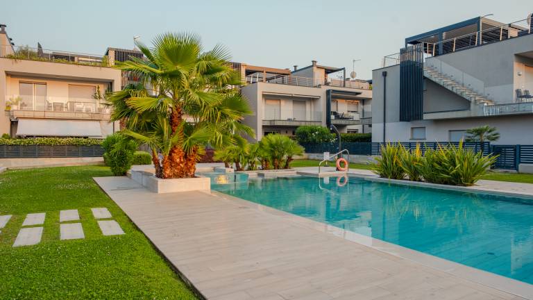Rental apartment with yard & pool | Garden view — photo 2