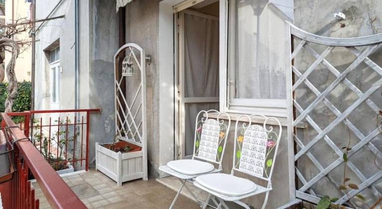 Apartment with yard — photo 4