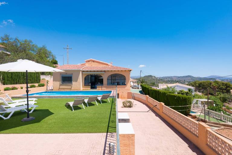 Villa with private pool, patio & yard — photo 4