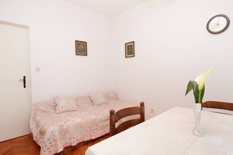 Holiday apartment with patio, BBQ & garden — photo 3