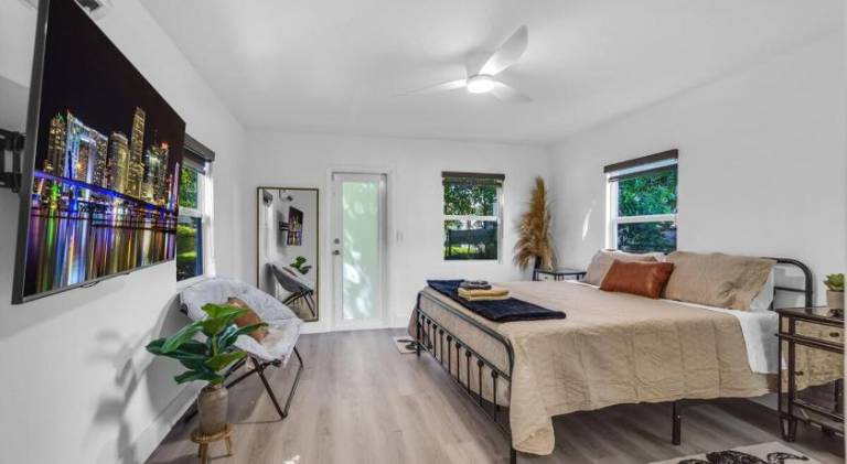 Luxury Miami Home Next to Wynwood & Design District — photo 2