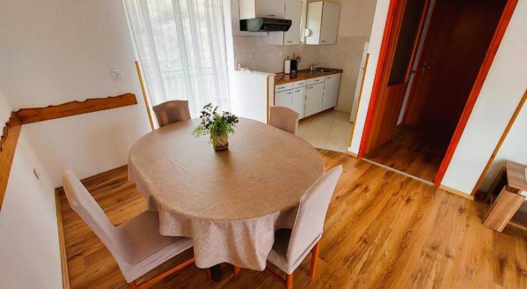 Holiday apartment with barbecue, terrace & yard — photo 5