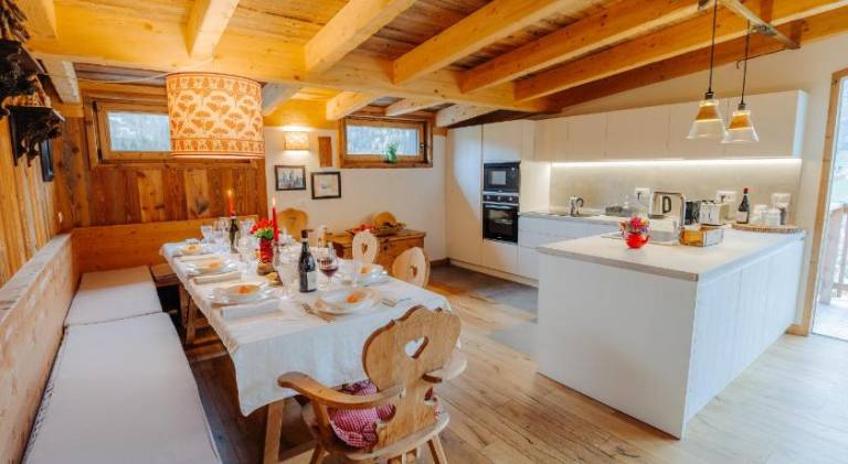 Chalet with patio & yard — photo 4