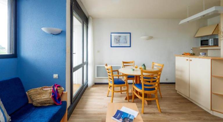 Serviced apartment with terrace & private pool | Beach nearby | Pet-friendly — photo 3