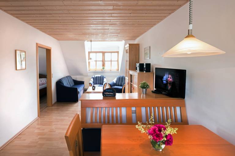 Ferienwohnung 7 mit schönen Holzmöbeln