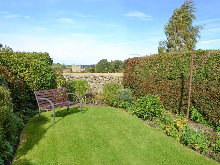 Cottage with garden — photo 2