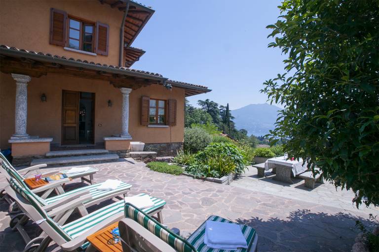 Family-oriented beautiful villa with barbecue, terrace & yard | Water view | Dogs allowed — photo 2