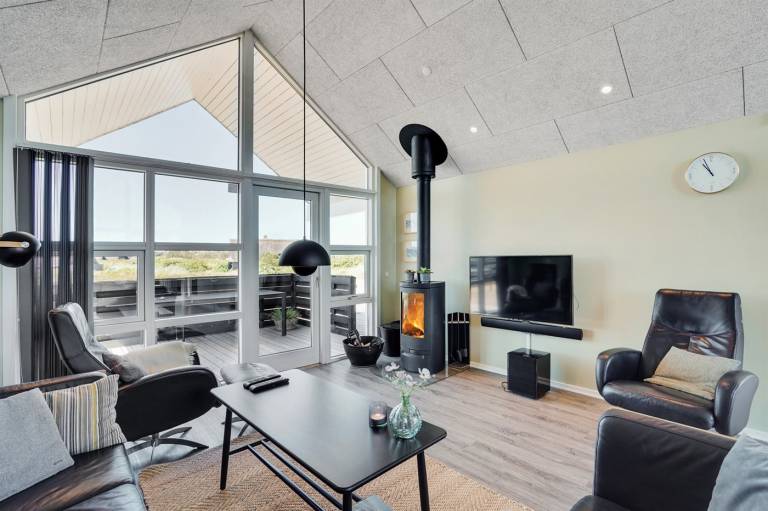 Vacation home with patio, sauna & hot tub — photo 3