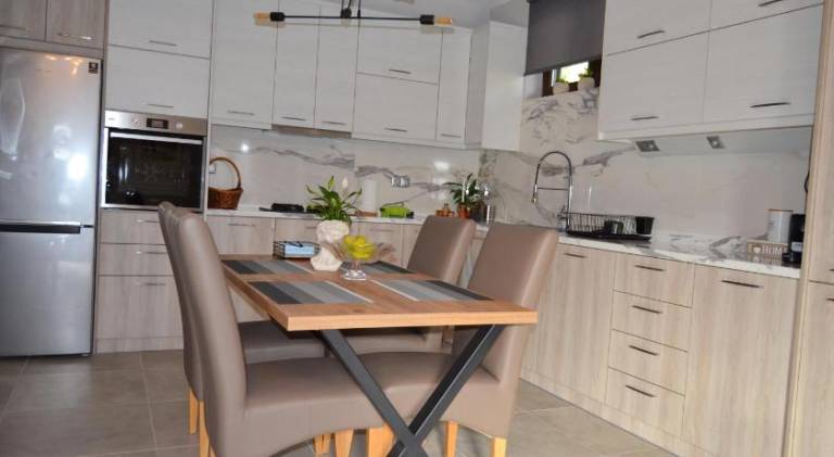 House with patio & garden | Perfect for remote work — photo 2