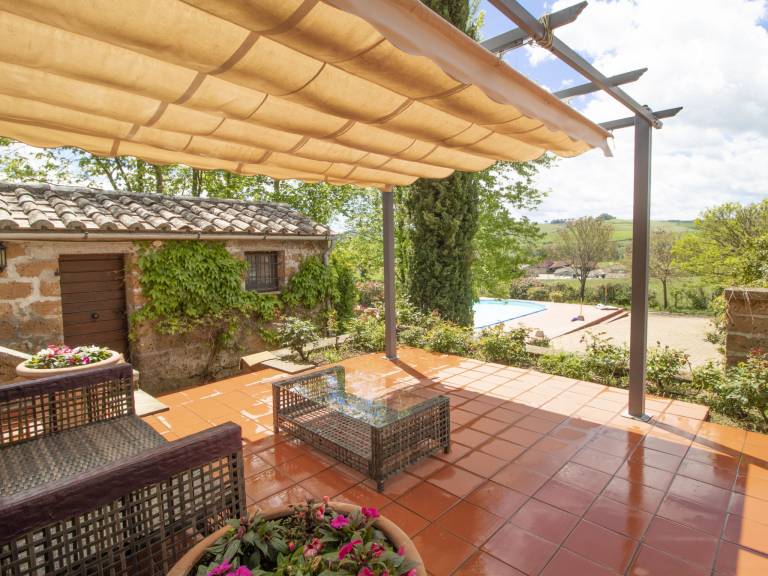 House with yard, patio & BBQ — photo 3