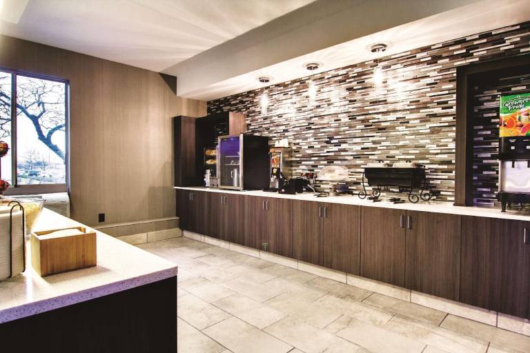 La Quinta Inn & Suites by Wyndham Cleveland Airport West — photo 5