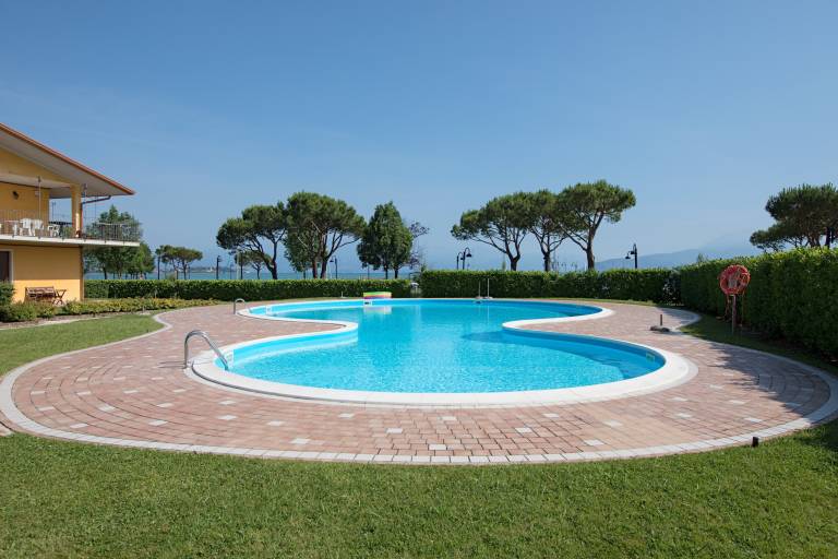Fully equipped pleasant holiday apartment with pool & terrace | Pet-friendly in Sirmione