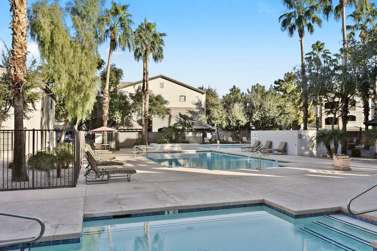 Apartment with grill, garden & pool — photo 2