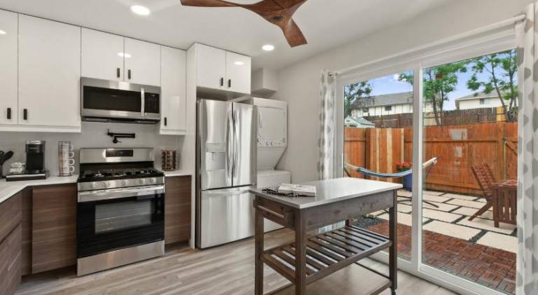 Contemporary Couples Getaway Near Austin Favorites - Loft 21 — photo 3