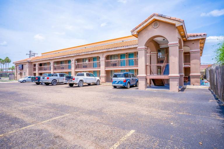 Lone Star Inn & Suites in Harlingen, TX