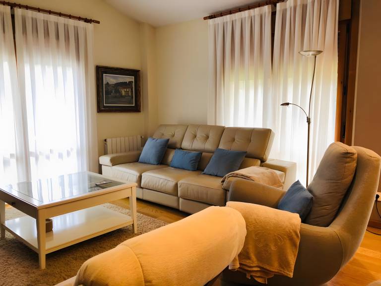 Fully equipped vacation home with grill, fast internet & yard | Mountain view | Beach nearby | Good for workation | Dogs allowed — photo 3