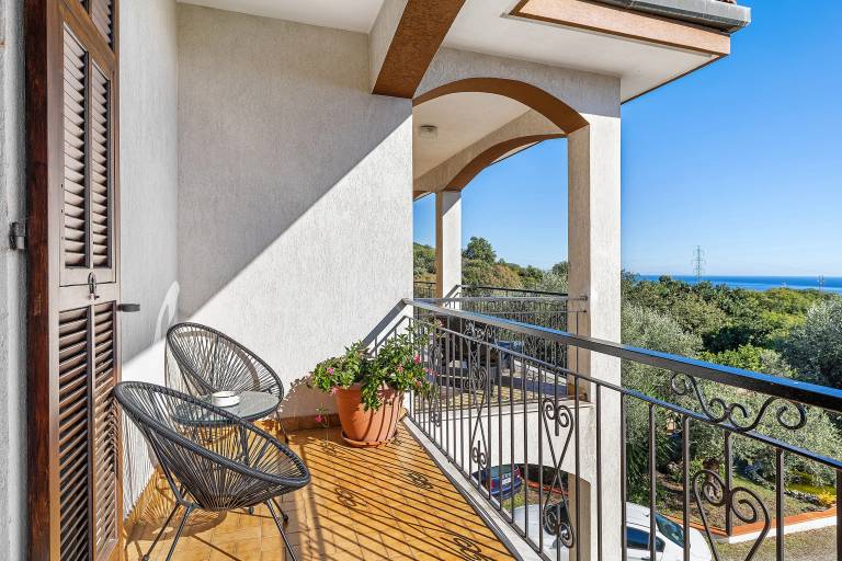 Fully equipped nice apartment with fast internet, terrace & barbeque | Garden view | Pets allowed — photo 2