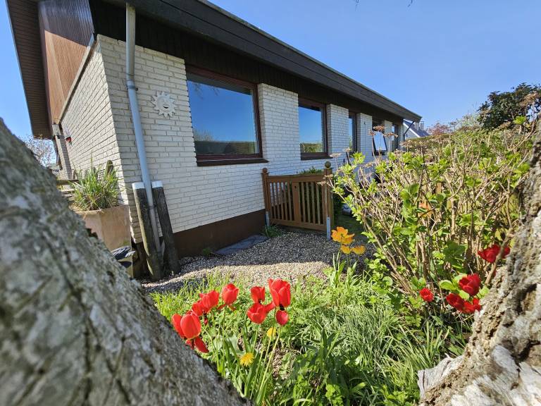 Child-friendly vacation home with garden, grill & terrace | Sea view | Next to the beach | Pet-friendly — photo 4