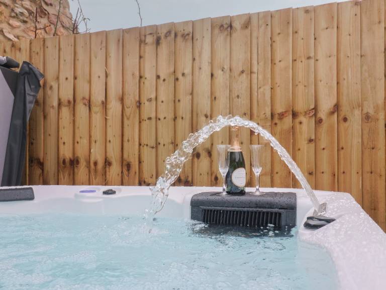 Child-friendly lovely cottage with hot tub & yard | Dogs allowed — photo 3