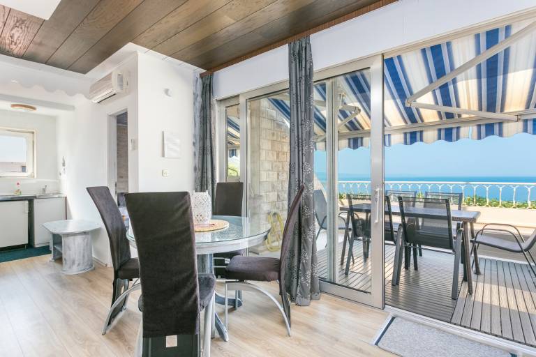 Three bedroom apartment with terrace and sea view Sumpetar, Omiš (A-21633-c) — photo 5