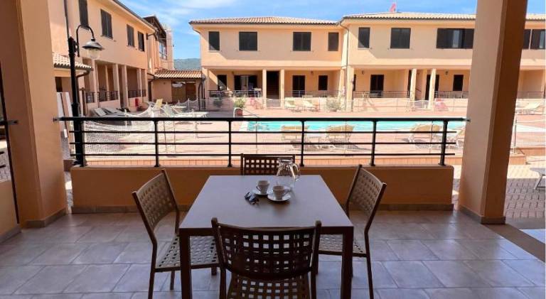 Serviced apartment with yard, barbeque & pool — photo 3