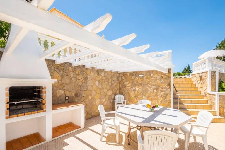 Villa with pool, yard & grill — photo 4