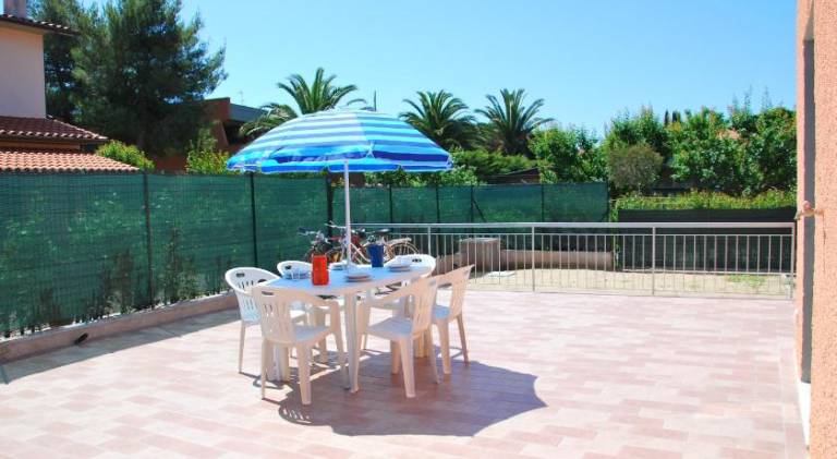 Rental apartment with patio in Campo nell'Elba