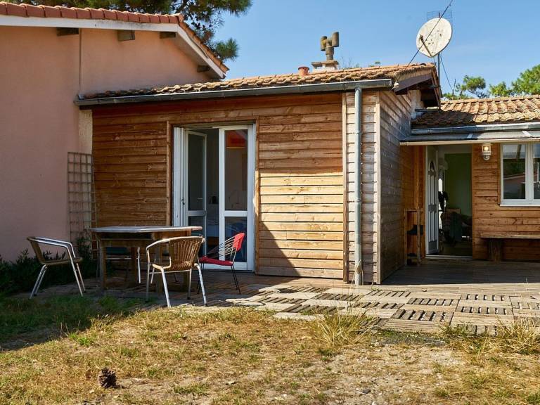Vacation home with terrace, yard & barbecue — photo 2