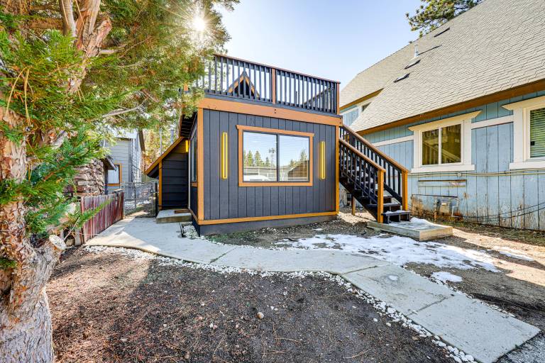 2 Mi to Big Bear Lake: Wooded Cabin w/ Deck! in San Bernardino, CA