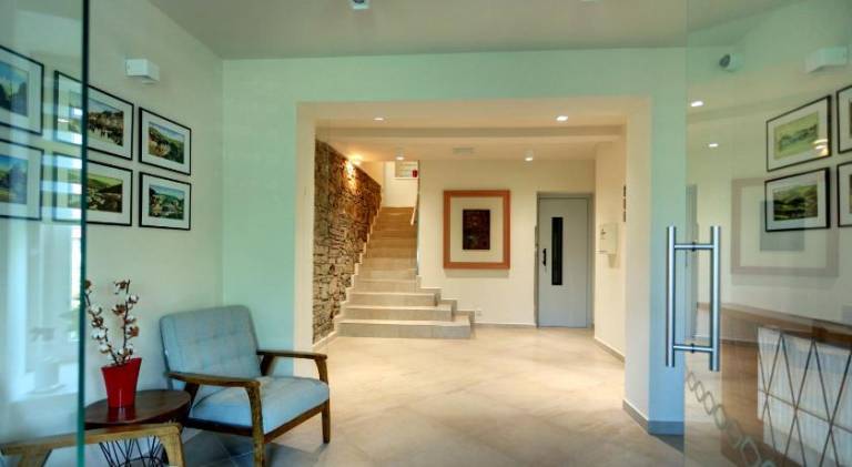 Charming serviced apartment with patio | Pet-friendly — photo 3