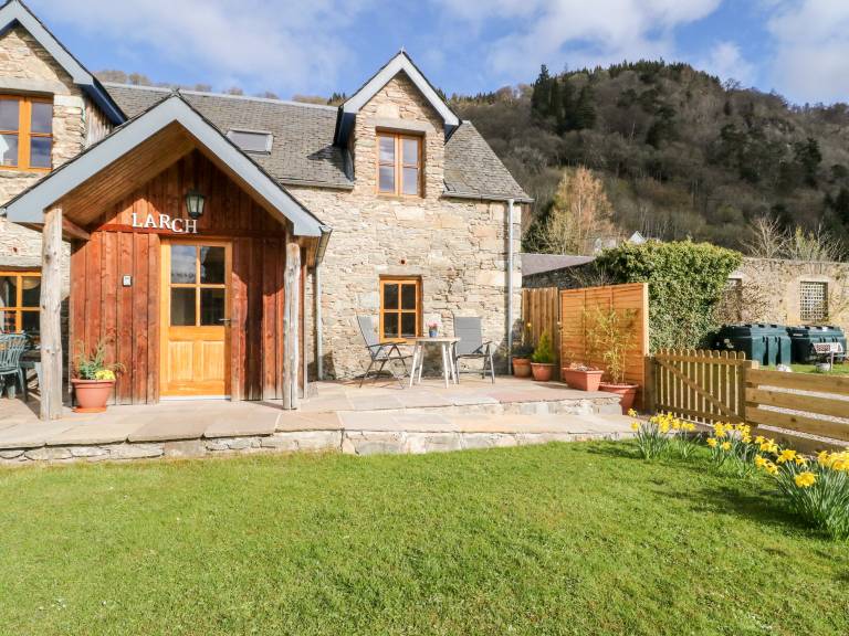 Cottage with yard | Pets are welcome — photo 2