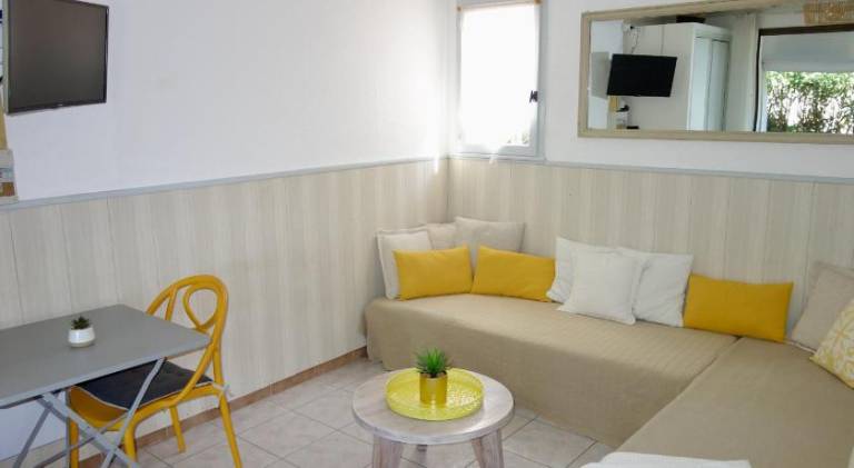 Villa with yard, patio & pool | Pets allowed — photo 2