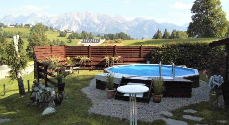 Lovely rental apartment with yard, patio & private pool | Pets are welcome in Schladming