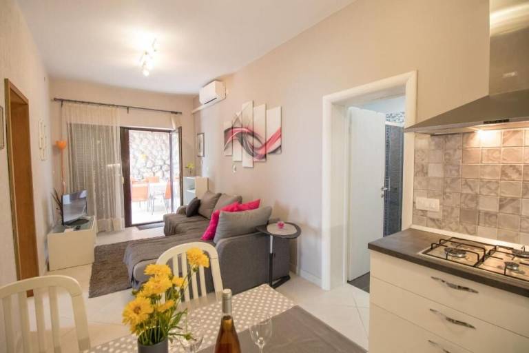 Apartment with BBQ & patio | Sea view — photo 3