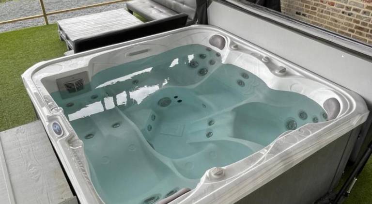 House with hot tub | Pet-friendly — photo 4