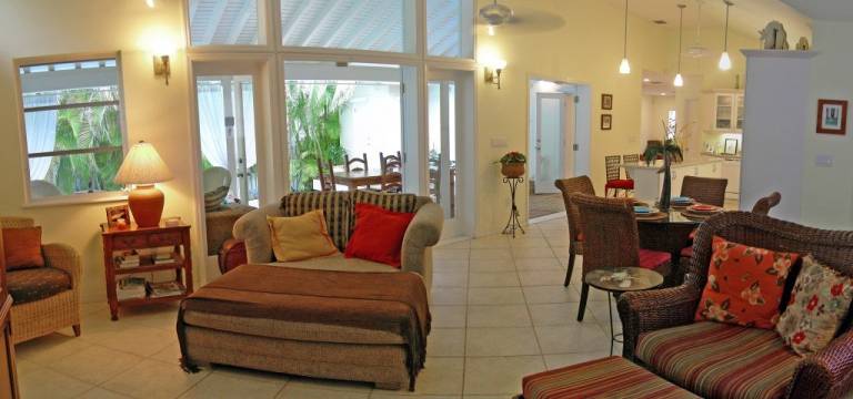 Vacation home with BBQ, patio & private pool | Close to West Martello Tower — photo 4