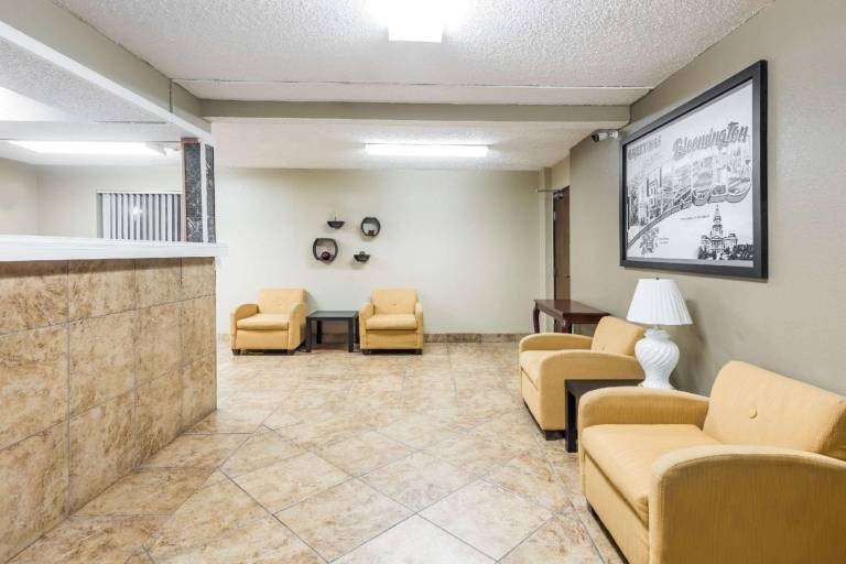 Super 8 by Wyndham Bloomington/Normal — photo 2