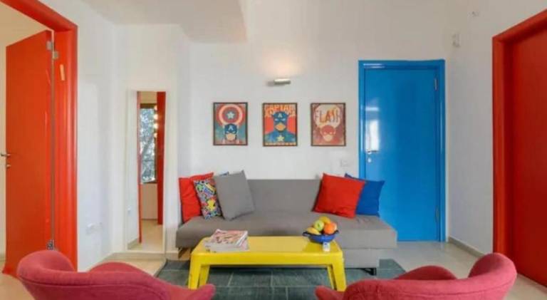 ART style apt steps from Hilton beach Tel Aviv in Tel Aviv
