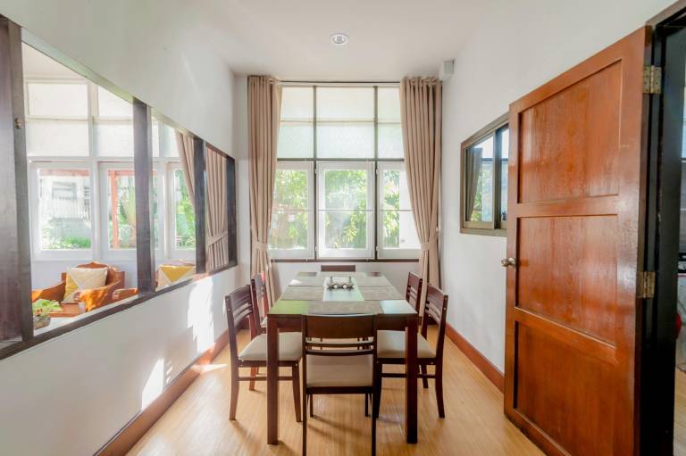 Vacation home with yard & BBQ | Near Wat Chedi Luang — photo 4