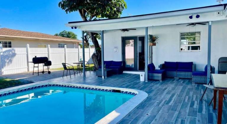 House with pool — photo 5