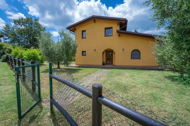 Villa with BBQ, yard & private pool — photo 4
